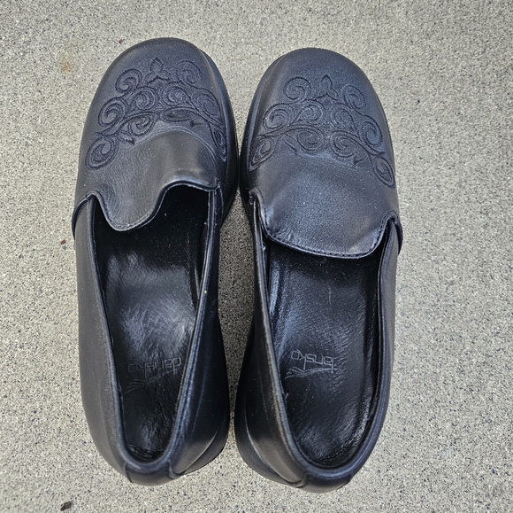 Like new black Dansko clog with filigree marking on the tops. Size 37 - Picture 3 of 8